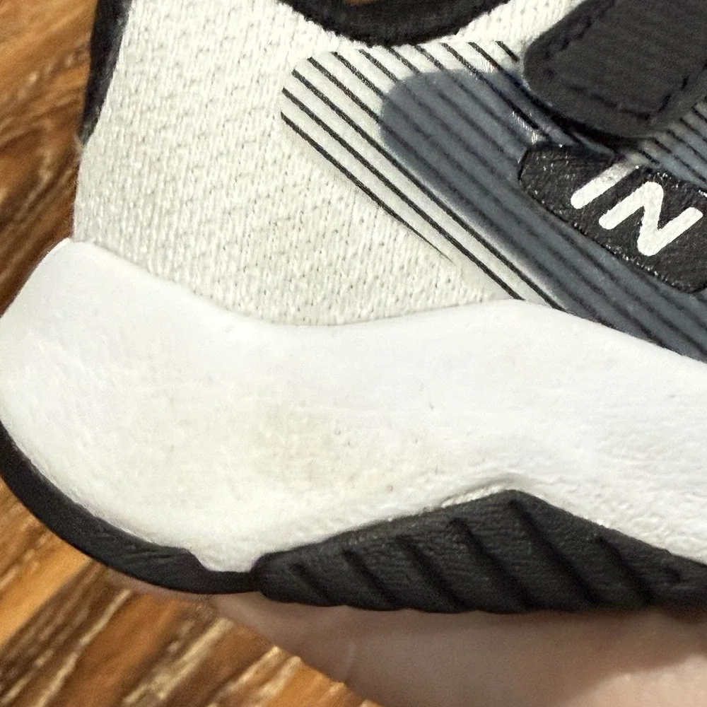 New Balance Rave Run v2 Boys Size 5‎ Toddler Girl Black Running Shoes Sneakers